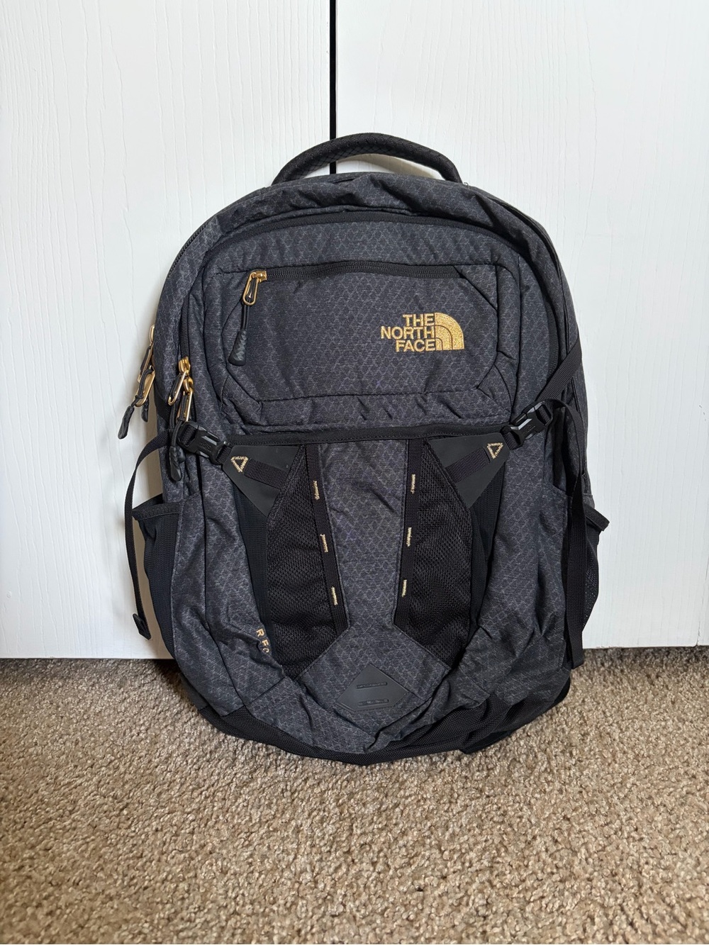 The North Face Women’s Recon Black/Gray Backpack with Yellow Gold Accents ✨🖤